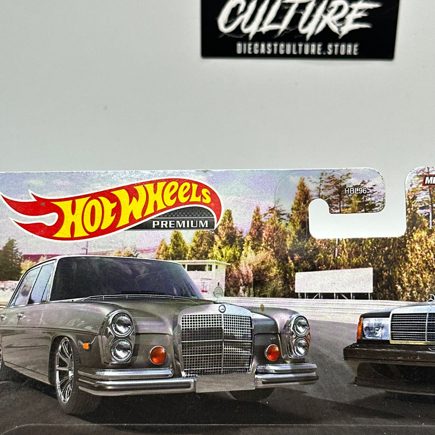 ‘72 Mercedes-Benz 280 SEL 4.5 & Mercedes Benz 190E 2.5-16 HOTWHEELS TWIN PACK PREMIUM