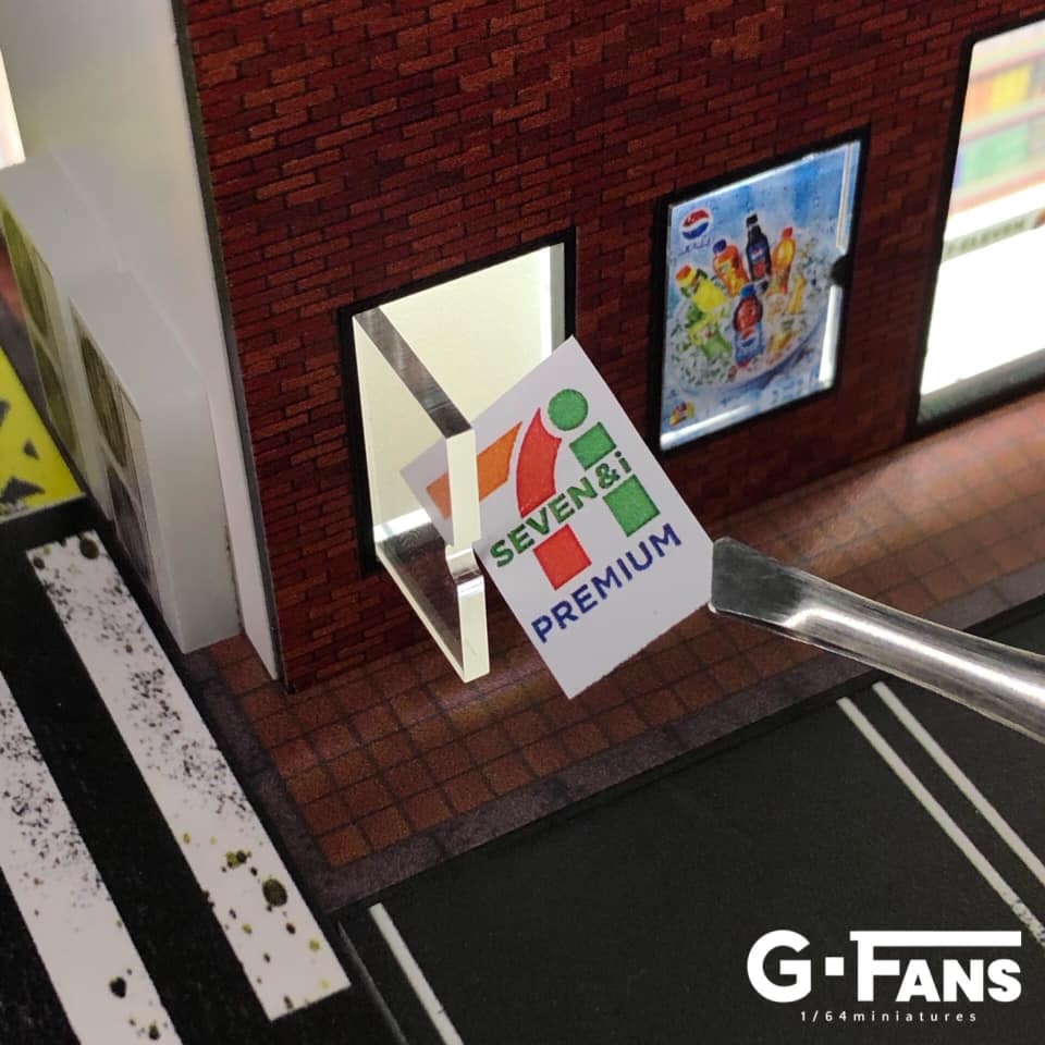 7-11 (7-ELEVEN) W/Parking Lot Diorama Display with LED Lights G-FANS 1:64