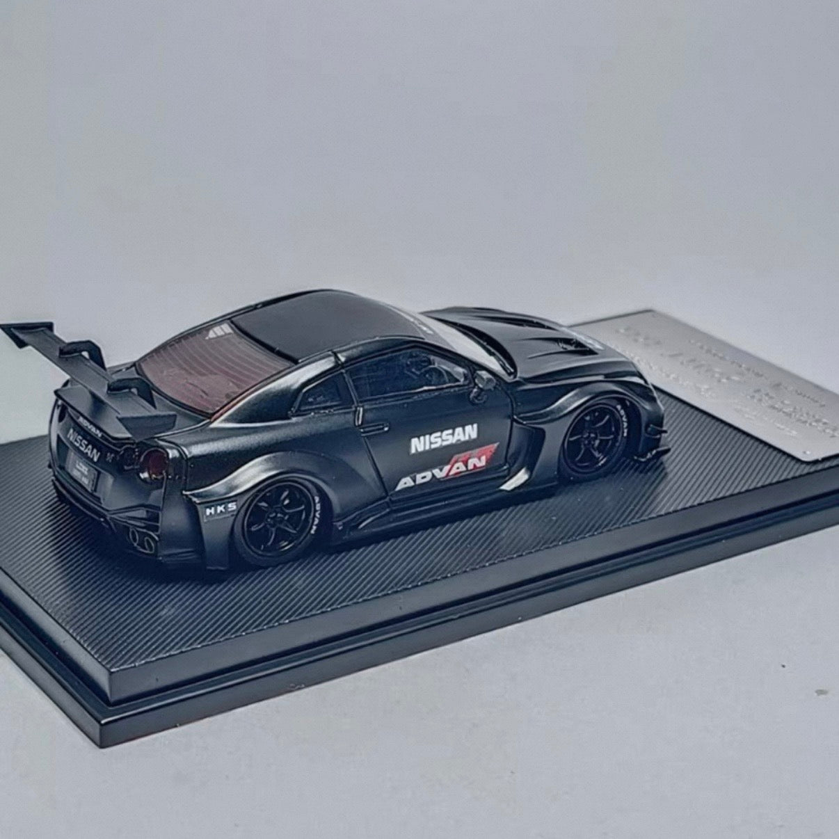 Nissan R35 GTR LBWK Advan Livery - Limited to 999pcs MC 1:64