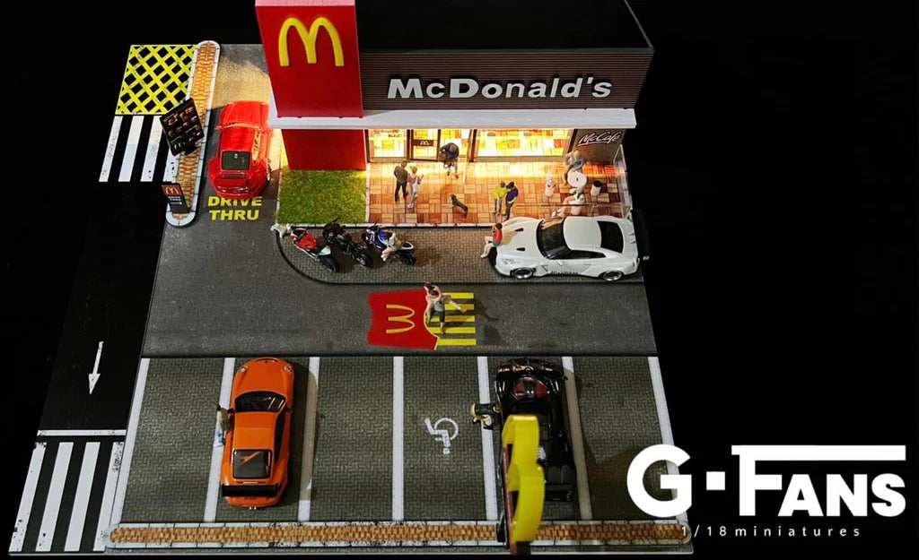 MCDONALDS RESTAURANT PARKING LOT DIORAMA DISPLAY W/LEDS G-FANS 1:64