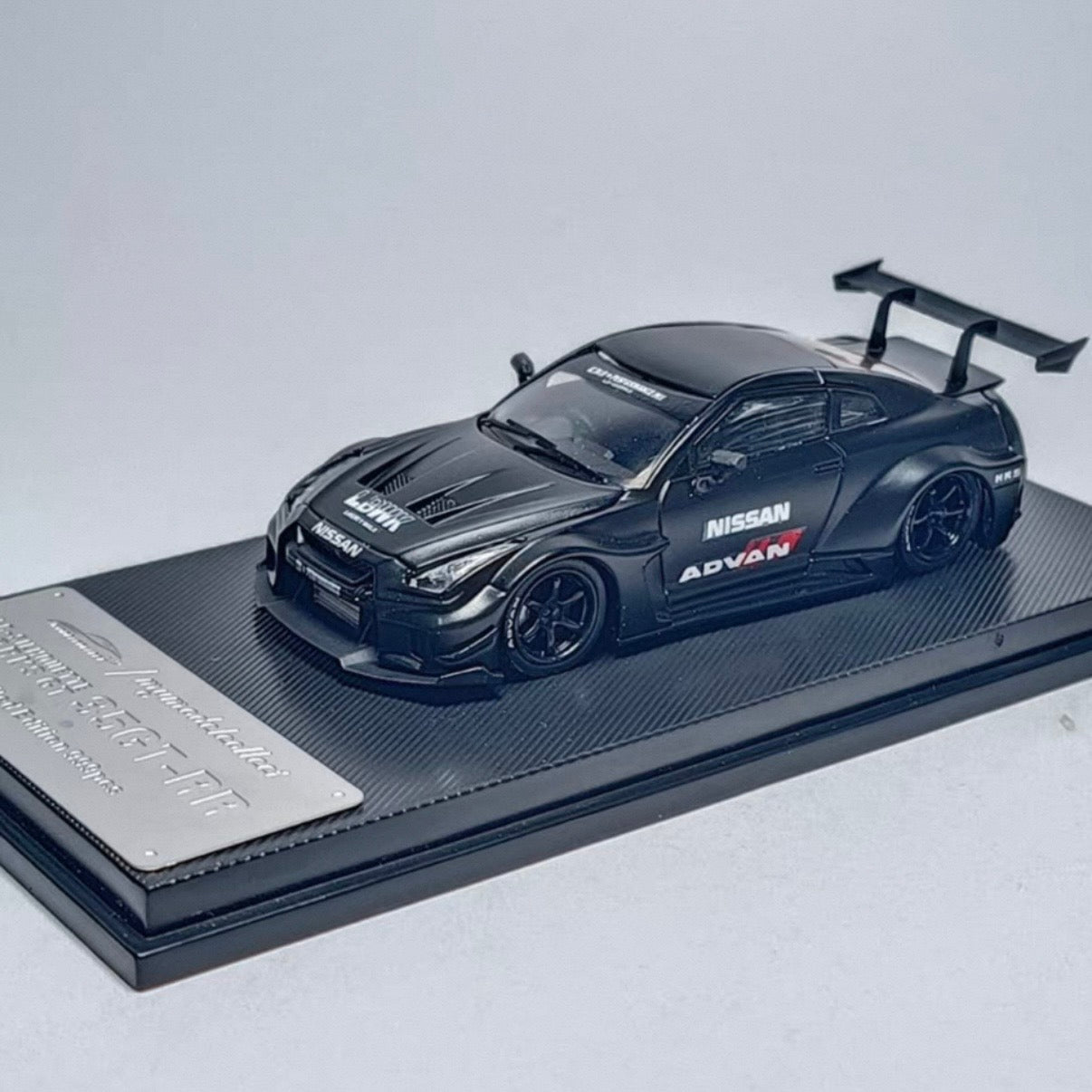 Nissan R35 GTR LBWK Advan Livery - Limited to 999pcs MC 1:64