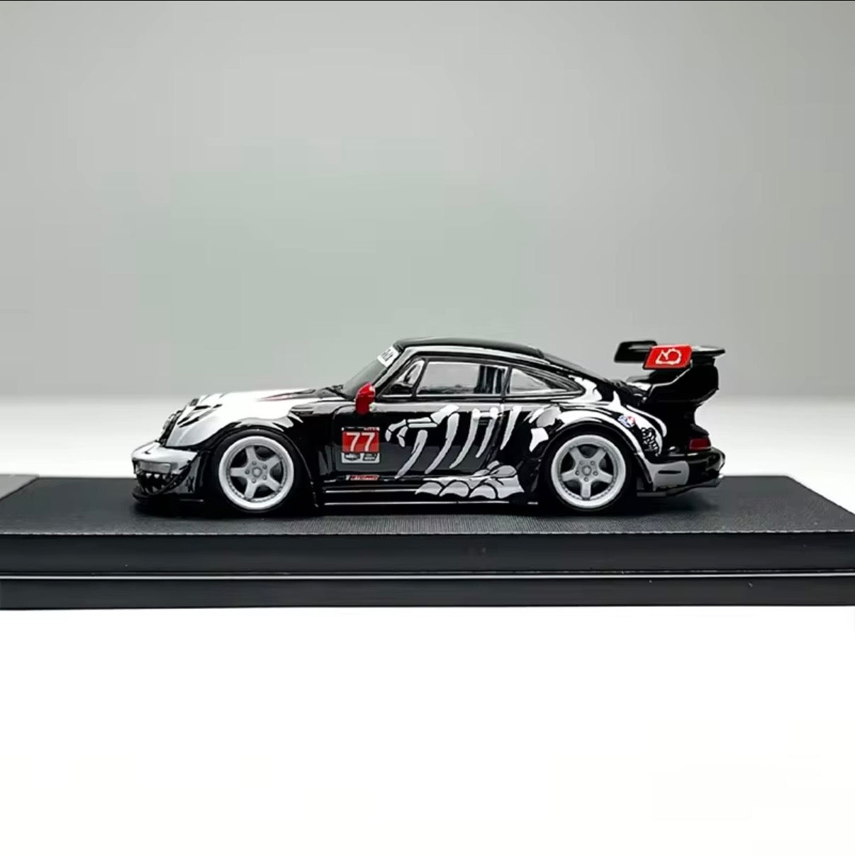 Porsche 964 Skeleton Rexy - w/Figure *Limited to 999pcs* 1:64